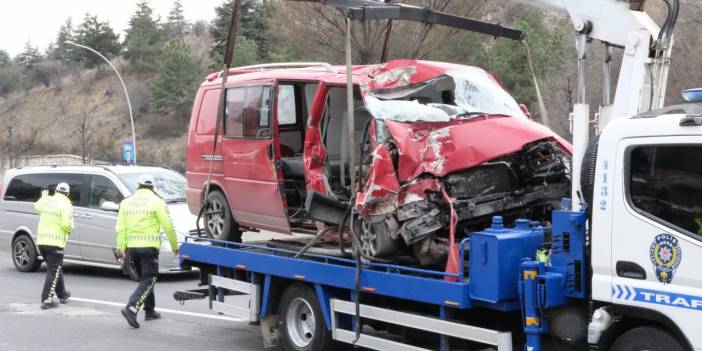 Ankara'da Minibüs, Belediye Otobüsüne Çarptı