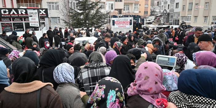 Halk Bir Poşet Sebze İçin Saatlerce Bekledi!