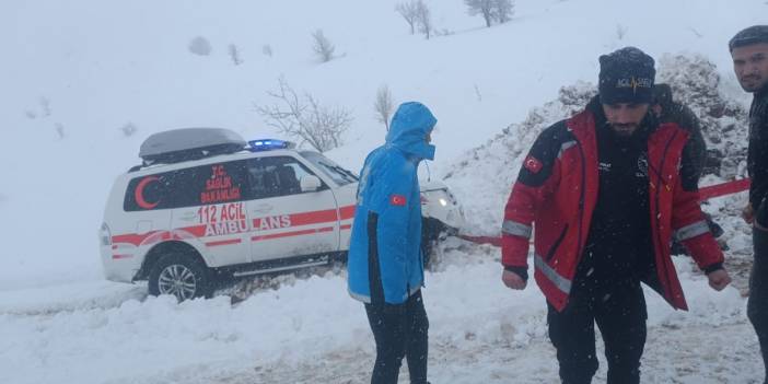 4 Araç Çığ Düşen Yolda Mahsur Kaldı!