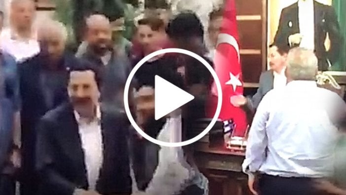 Yeni Sakarya Valisi İrfan Balkanlıoğlu'nu makamına İsmailağa cemaati tekbirlerle oturttu!