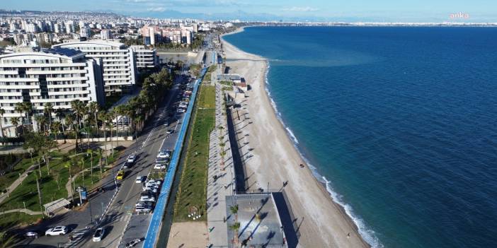 Antalyalılardan Konyaaltı Liman Halk Plajı’na Yoğun İlgi