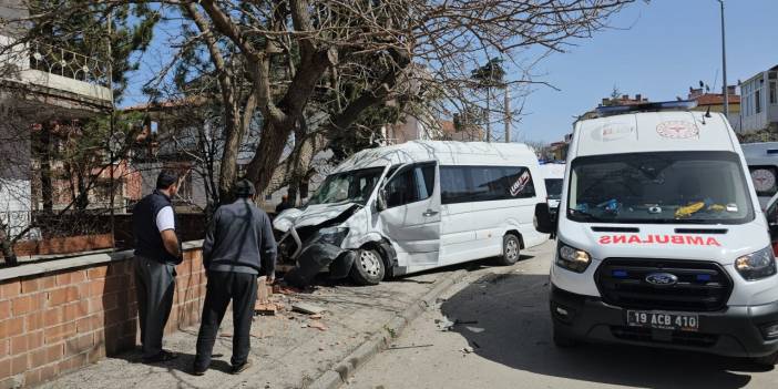 Öğrenci Servisi Kaza Yaptı: 15 Öğrenci Yaralı!