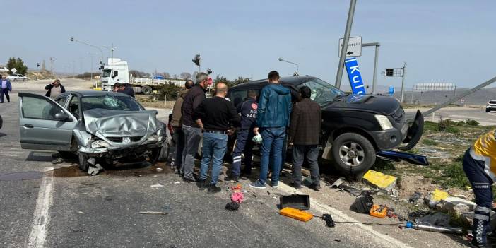 Pikap ve Otomobil Birbirine Girdi: Yaralılar Var!