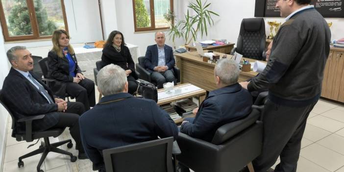 AKP'nin Rize Adayı Seçim Çalışmasını Okullarda Yaptı!