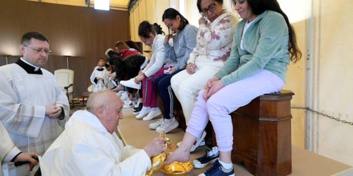 Papa Kadın Mahkumların Ayaklarını Yıkayıp Öptü