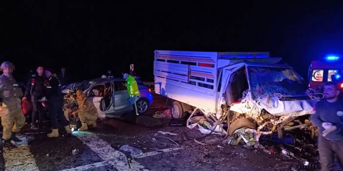 Gece Felaketi: Otomobil ile Kamyonet Çarpıştı, Ölü ve Yaralılar Var