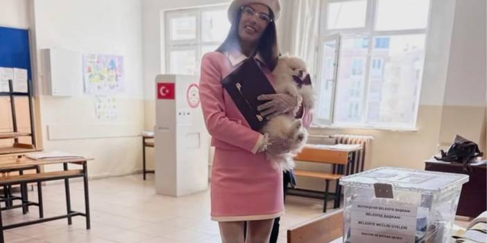 Şarkıcı Hatice'nin Seçim Kombini! Hatice Bu Sefer De Pembe Kıyafetiyle