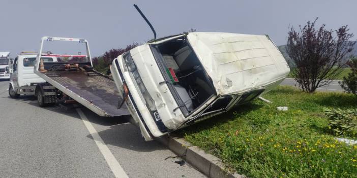 Minibüs, Refüjdeki Ağaçlara Çarparak Takla Attı: 1'i Kırgızistanlı 2 Kişi Yaralandı.