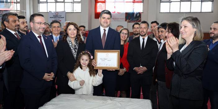 Ataşehir’in Yeni Belediye Başkanı Onursal Adıgüzel Mazbatasını Aldı