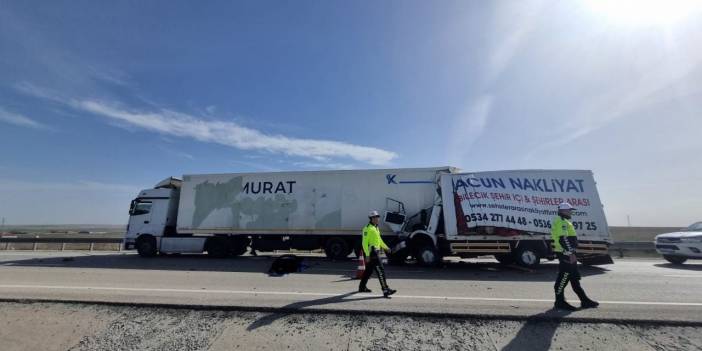 Kamyon TIR'a Çarptı: Feci Kaza Can Aldı!