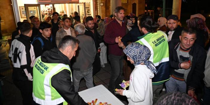 Bozüyük Belediyesi’nden Kadir Gecesi’nde Şeker İkramı