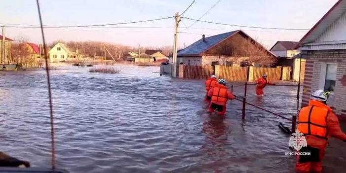 Sel Barajı Patlattı, Yüzlerce Kişi Tahliye Edildi