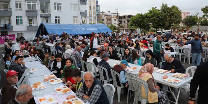 Ceyhanlılar, Kadir Gecesi’nde Belediye Tarafından Düzenlenen İftarda Buluştu