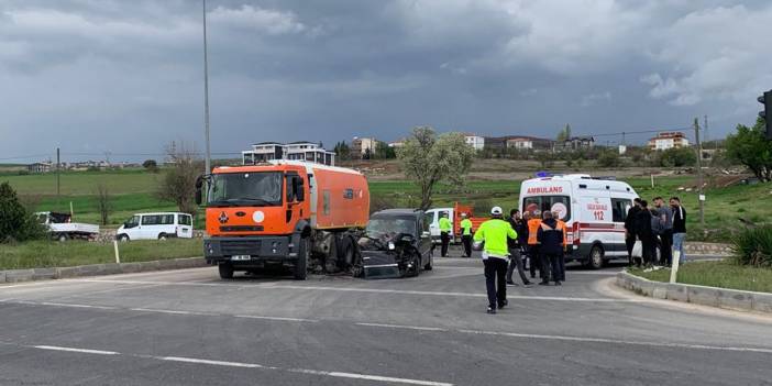 Yol Süpürme Aracına Çarptı: Çocuklar Yaralı!