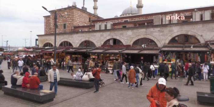 Eminönü'ndeki Gurbetçinin Bayramlık Tepkisi: Hans'ın Bebesi doyuyor da Kemal'in Bebesi Neden Doymuyor?