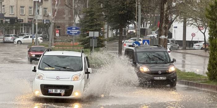 Elazığ'da Sağanak Yağış Etkili Oldu