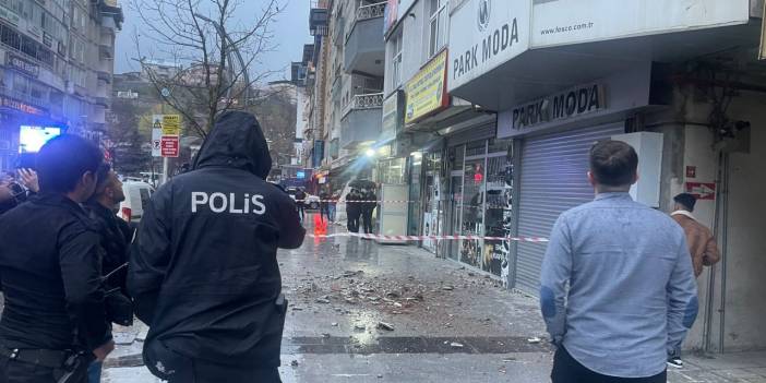 Balkondan Kopan Beton Kafasına Düştü: Hastanelik Oldu!