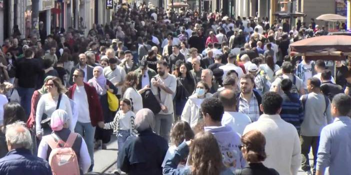 Bu fotoğraf bugün İstiklal Caddesi'nde çekildi: İğne atsan yere düşmez