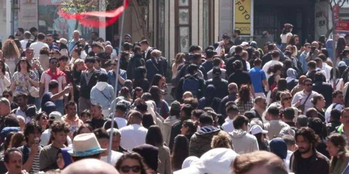 İstanbullu Büyükada'ya akın etti, adım atacak yer kalmadı