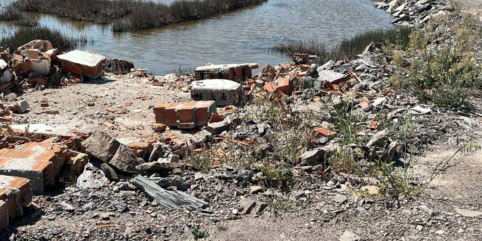 Flamingoların Evi Tuzla Sulak Alanı'nda Moloz Yığınları