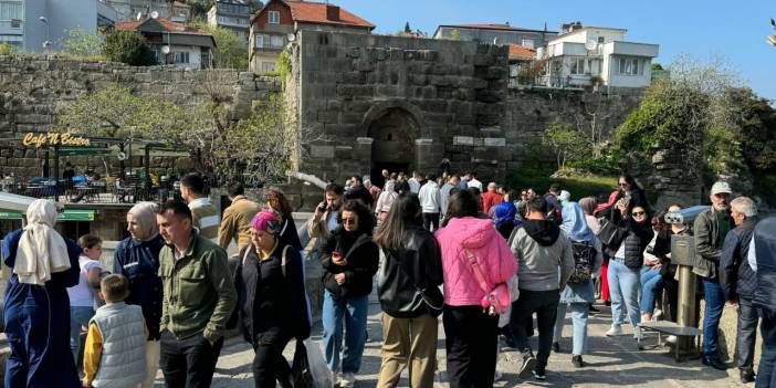 Amasra Doldu Taştı! 60 Binin Üstünde Araç Girdi