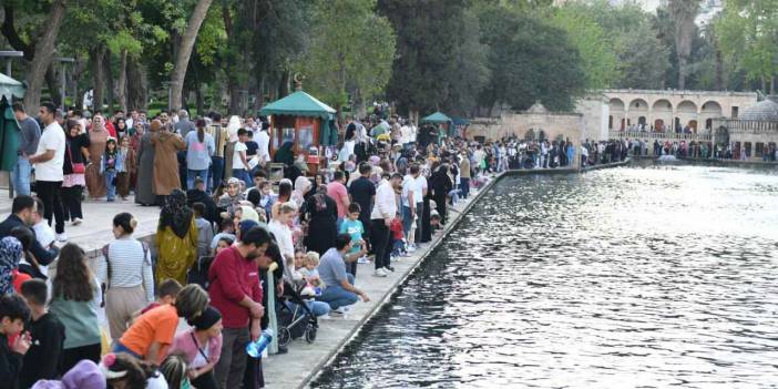 Tatilde akın akın oraya gittiler, kentte adım atacak yer kalmadı! Vali: Ziyaretçi sayısında patlama oldu