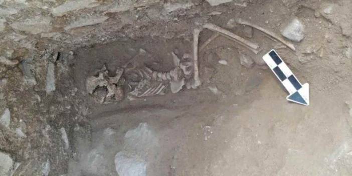 4 Bin 200 Yıllık 'Zombi Mezarı' Bulundu: Cesedin Üzerindeki Taşın Sırrı