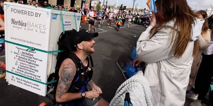 Dünya Bu Evlenme Teklifini Konuşuyor! Maratona Katılan Adamın Sırtındaki Dev Kutu Herkesin Merak Konusu Oldu