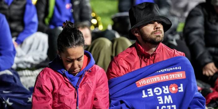 Anzak Koyu'nda Gözü Yaşlı Anma! Şafak Ayini'nde Buluştular