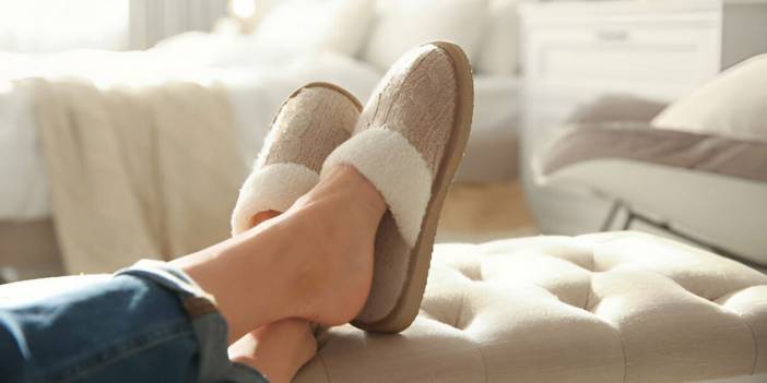 Ayak Hastalıkları Uzmanı Açıkladı: Evde Sürekli Terlik Giymek Bu Hastalıklara Neden Oluyor!