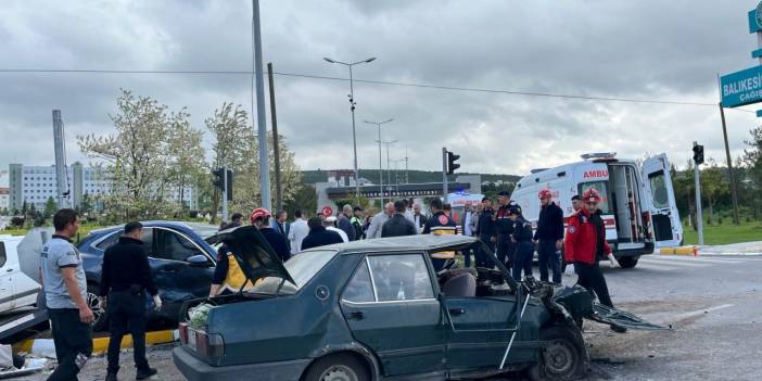 Otomobiller Kafa Kafaya Çarpıştı: Ölü ve Yaralılar Var!