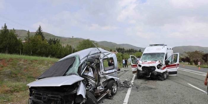 Ambulans Kaza Yaptı: Polis ve Sağlıkçılar Hastanelik Oldu!