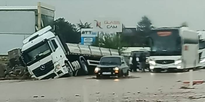 Sağanak Bastırdı: Sel Kara Yolunu Tıkadı!