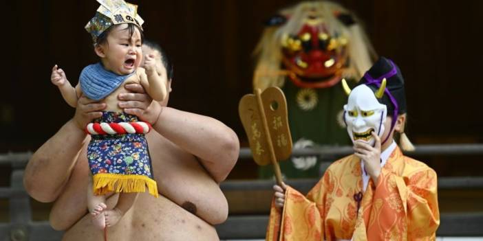 400 yıllık ağlatan  gelenek: Japon festivalinde bebekler neden ağlatılıyor?