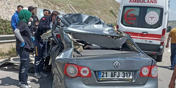 Otomobil TIR’a Çarptı: 1 Ölü, 1 Yaralı