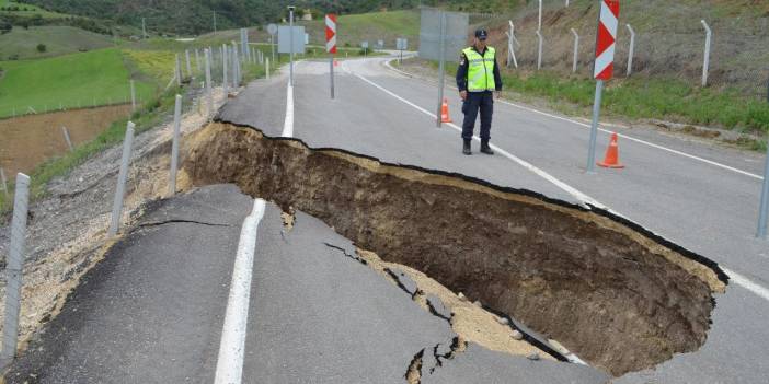 Çorum'da Yol Çöktü!