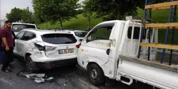 Ankara'da Zincirleme Kaza: 4 Araç Birbirine Girdi