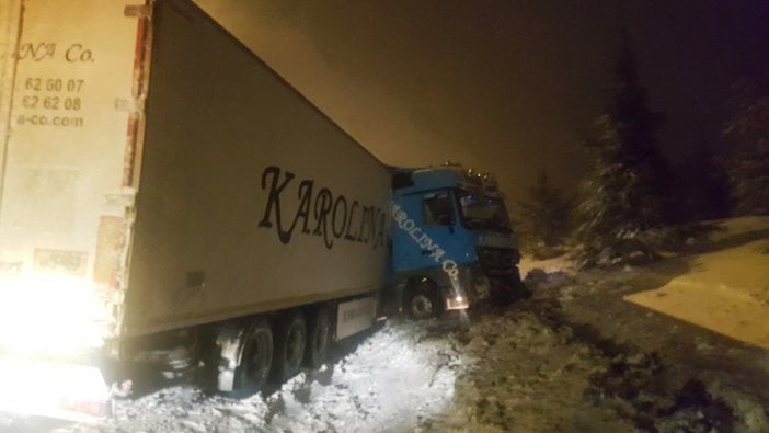 Kar yağdı, kazalar ve mahsur kalmalar peş peşe geldi