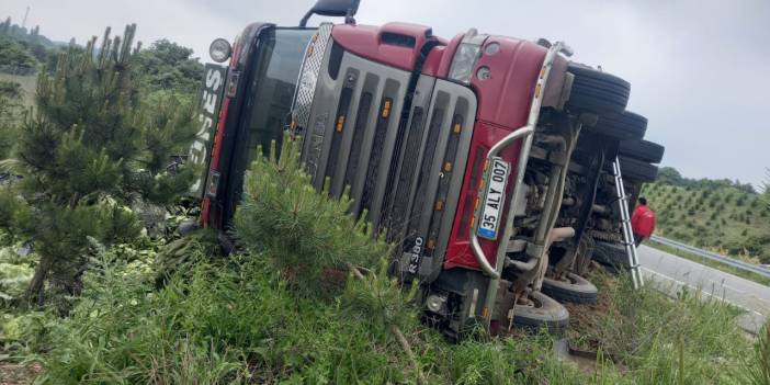 Balıkesir’de Marul Dolu Tır Devrildi