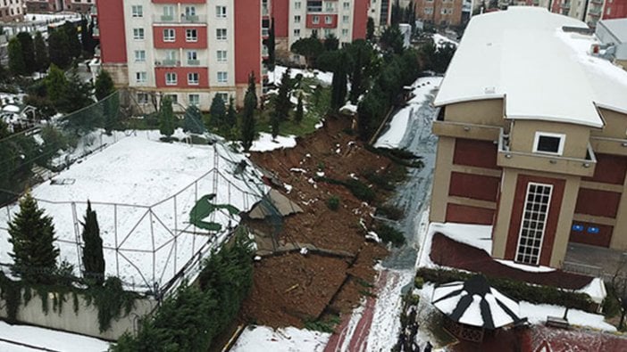 İstanbul'da bir okulun istinat duvarı çöktü!