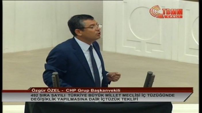 CHP'li Özgür Özel'den Meclis kürsüsünde eylem: Siyah örtü serdi