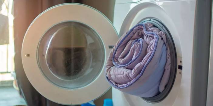 Çamaşır Makinesine Yorgan Yerleştirme Tüyosu! Tek Bir Hareketle Çözülüyor