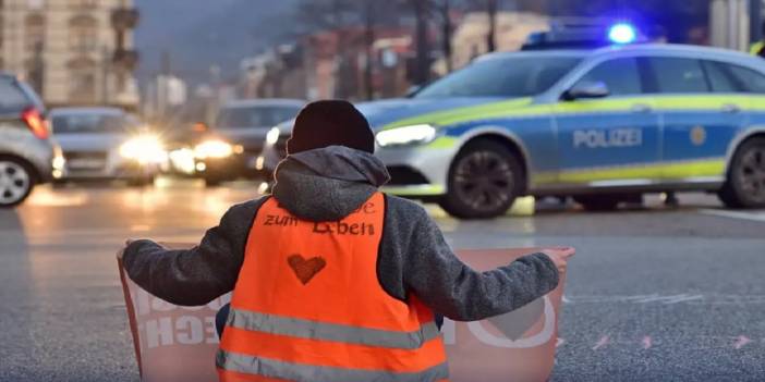 Almanya'da İklim Aktivistleri Kendilerini Havaalanı Pistine Yapıştırdı