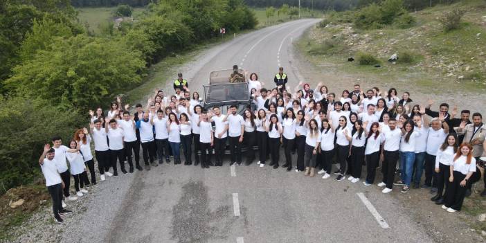 Gençler, Atatürk'ün yolunda "Gençlik Marşı"nı seslendirdi