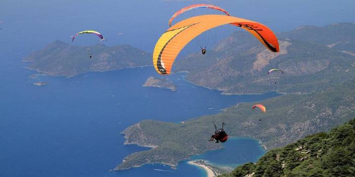 Fethiye'de kayalıklara düşen İngiliz yamaç paraşütü pilotu yaralandı