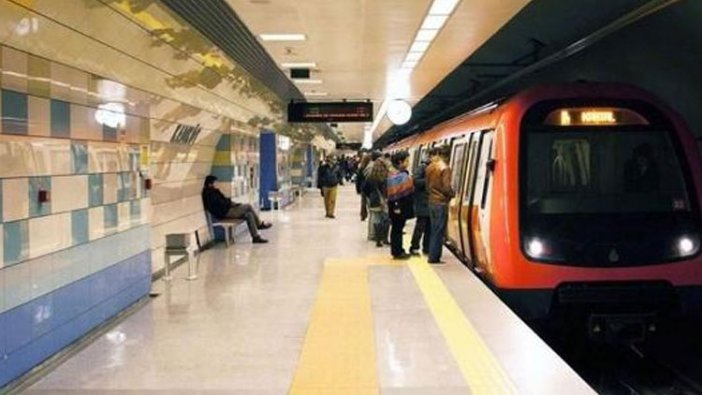 Metroda feci kaza! Raylara düştü