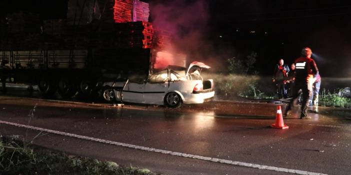 Otomobil Palet Yüklü TIR’a Çarptı Sürücü Hayatını Kaybetti!