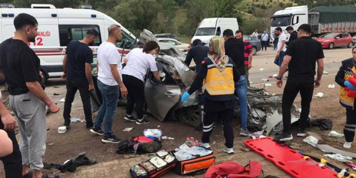 Adıyaman'da Facia: TIR'la Çarpışan Otomobilde Can Verdiler!