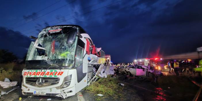 Mersin'deki Korkunç Kazada Şoför Bir Aracı Sollamış