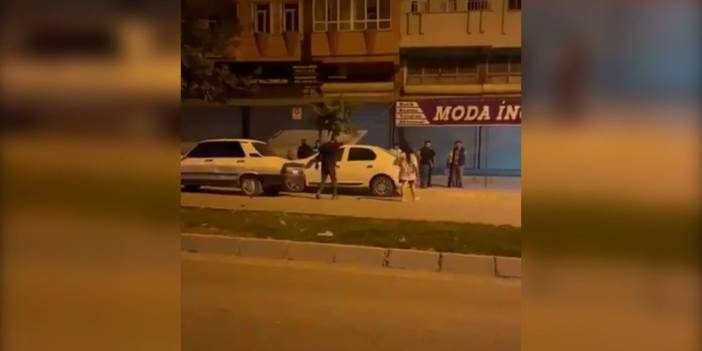 Yerden Aldığı Taşla Otomobili Hurdaya Çevirdi